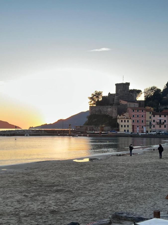 La Torretta A San Terenzo Hotel Lerici Bagian luar foto
